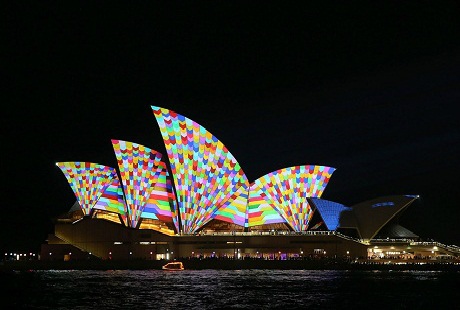 Mê hoặc trước sắc màu lung linh của lễ hội ánh sáng Vivid Sydney - 6 Dưới sự tài tình của một nghệ sĩ khác, Nhà hát này lại như những cánh buồm no gió đẹpđến khó tin.