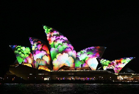 Mê hoặc trước sắc màu lung linh của lễ hội ánh sáng Vivid Sydney - 7 Dưới sự tài tình của một nghệ sĩ khác, Nhà hát này lại như những cánh buồm no gió đẹpđến khó tin.