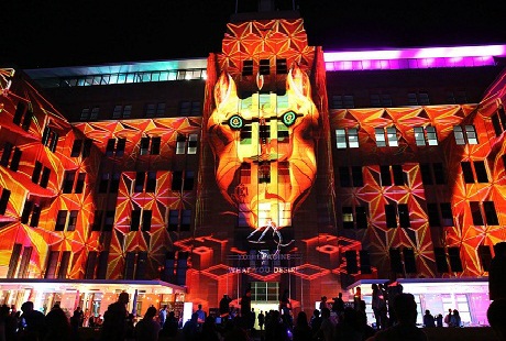 Mê hoặc trước sắc màu lung linh của lễ hội ánh sáng Vivid Sydney - 8 Dưới sự tài tình của một nghệ sĩ khác, Nhà hát này lại như những cánh buồm no gió đẹpđến khó tin.