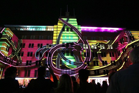 Mê hoặc trước sắc màu lung linh của lễ hội ánh sáng Vivid Sydney - 9 Dưới sự tài tình của một nghệ sĩ khác, Nhà hát này lại như những cánh buồm no gió đẹpđến khó tin.