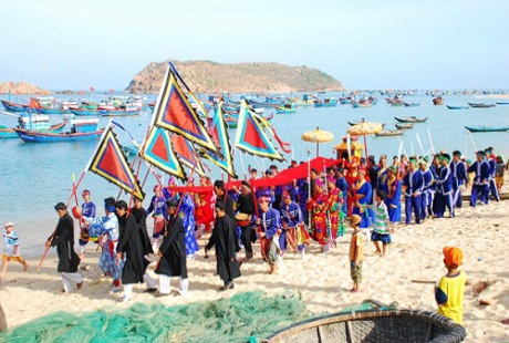 Đại gia đình các dân tộc Việt Nam hướng về biển đảo, chủ quyền Tổ quốc - 1 Lễ hội cầu ngư của ngư dân biển TP Đà  Nẵng (ảnh internet)