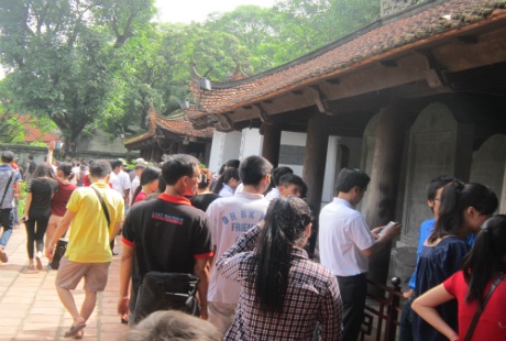 Sĩ tử nườm nượp đổ về Văn Miếu cầu may.