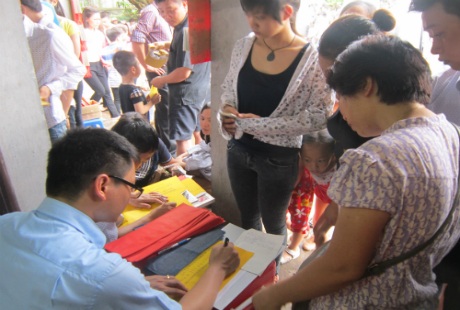 Nhiều người còn viết sớ và xin chữ cầu may.