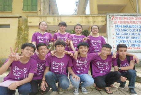 Thủ khoa Học viện Quân y muốn trở thành bác sĩ thật giỏi - 2 Nguyễn Đức Giang (ngoài cùng bên trái) chụp ảnh với những người bạn. (Ảnh; NVCC)
