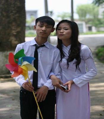 Chàng thủ khoa chăm chỉ - 1 Thủ khoa Nguyễn Văn Sơn và bạn học cùng lớp. (Ảnh: NVCC)