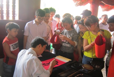 Nhiều người còn viết sớ và xin chữ cầu may.