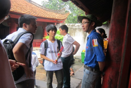 Màu áo xanh sinh viên tình nguyện luôn có mặt ở mọi nơi để giúp đỡ sĩ từ và người nhà.