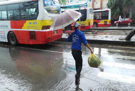 Dù trời mưa to nhưng các bạn sinh viên tình nguyện không quên nhiệm vụ của mình.