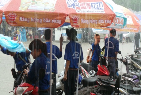 Dù trời mưa to nhưng các bạn sinh viên tình nguyện không quên nhiệm vụ của mình.