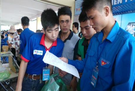 Sinh viên tình nguyện chỉ đường và tìm nhà trọ miễn phí cho sĩ tử và người nhà.