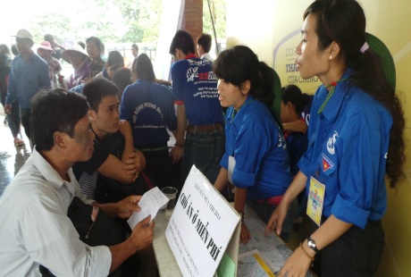 Anh Nguyễn Văn Quân đưa cậu con trai đi dự thi vào trường ĐH Xây dựng đã tìm được chỗ ở miễn phí.