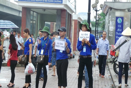 Tại bến xe Mỹ Đình, s