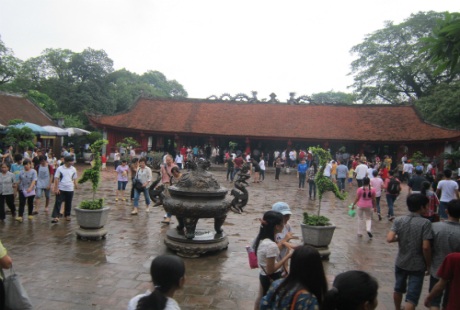 Rất đông sĩ tử và người nhà xếp hàng chờ vào Văn Miếu để cầu may.