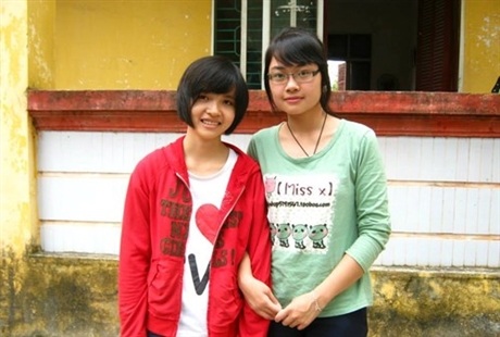 Mai Hồng Nhung (áo xanh) - thủ khoa khối A Trường ĐH Kinh tế Quốc dân năm 2014. (Ảnh: NVCC)