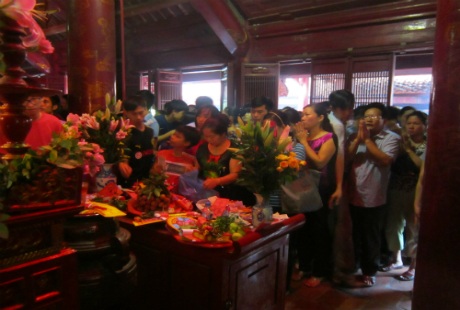 Sĩ tử và người nhà thắp hương cầu may mắn.