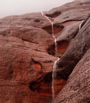 Ảnh "độc" về các thác nước hiếm chảy trên núi thiêng Australia - 9 Theo