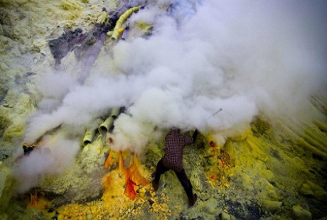 Mạo hiểm mạng sống với nghề... “đào” núi lửa