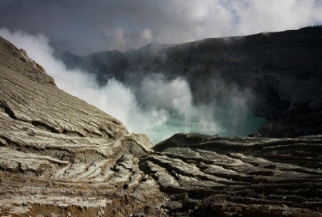 Mạo hiểm mạng sống với nghề... “đào” núi lửa