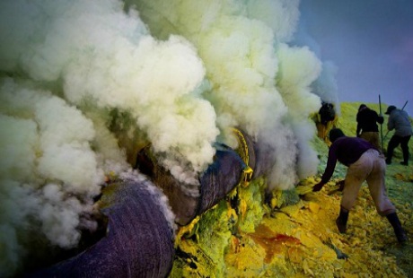 Mạo hiểm mạng sống với nghề... “đào” núi lửa