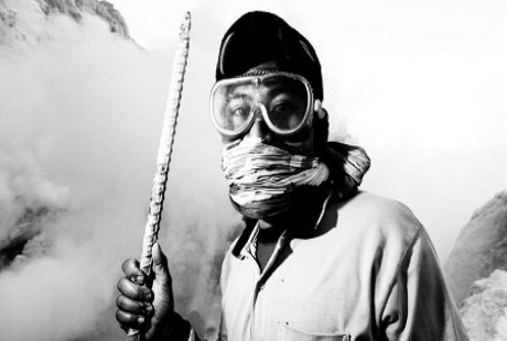 Mạo hiểm mạng sống với nghề... “đào” núi lửa