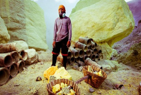 Mạo hiểm mạng sống với nghề... “đào” núi lửa