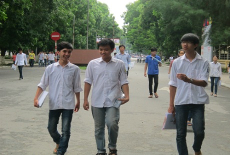 Nhận định đề thi nhẹ nhàng, các thí sinh phấn khởi sau giờ thi. (Ảnh: Nhữ Trang)