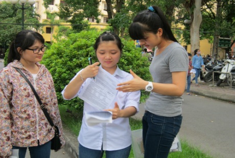 Thí sinh dự thi vào trường ĐH Ngoại Ngữ trao đổi bài sau giờ thi. (Ảnh: Nhữ Trang)