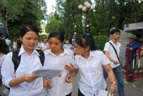 Thí sinh hoàn thành bài thi môn Lịch sử. (Ảnh: Nhữ Trang)