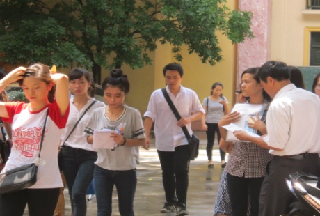 Các thí sinh dự thi vào trường ĐH Công đoàn ra về sau giờ Ŵhi. (Ảnh: Nhữ Trang)