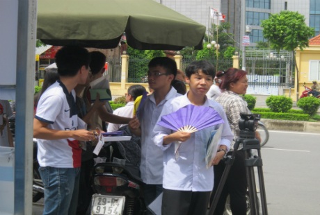 Thí sinh dự thi vào trường CĐ Cộng Đồng Hà Nội. (Ảnh: Nhữ Trang)