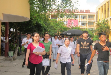 Thí sinh dự thi vào trường CĐ Cộng Đồng Hà Nội. (Ảnh: Nhữ Trang)