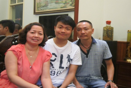 Vũ Trọng Nghĩa cùng bố mẹ của mình