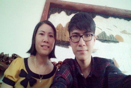 Chia sẻ của thủ khoa 27 điểm khối A1 - 1 Thủ khoa Học viện Công nghệ Bưu chính Viễn Thông Đỗ Tiến Hưng cùng mẹ. (Ảnh: NVCC)