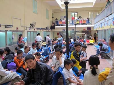 Quá tải bệnh viện: Bao giờ bệnh nhân hết khổ? - 1 Quá tải bệnh viện: Bao giờ bệnh nhân hết khổ? - 1