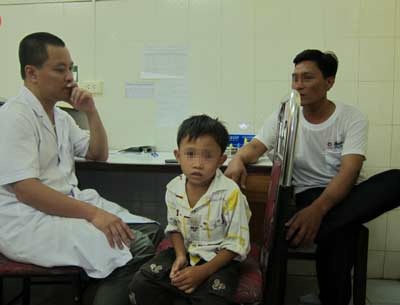 “Nghịch dại” ngày hè, nhiều trẻ bị chấn thương mắt - 2