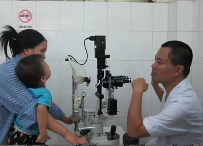 “Nghịch dại” ngày hè, nhiều trẻ bị chấn thương mắt - 1