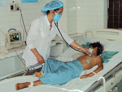 Kim ống keo dán 502 chui tọt phổi bé 9 tuổi - 2