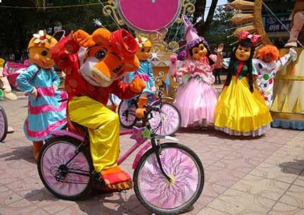 Các nhân vật hoạt hình Disney diễu hành tại Hà Nội - 3 Các nhân vật hoạt hình Disney diễu hành tại Hà Nội - 3
