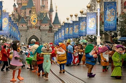 Các nhân vật hoạt hình Disney diễu hành tại Hà Nội - 1 Các nhân vật hoạt hình Disney diễu hành tại Hà Nội - 1