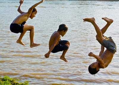 Làm gì khi trẻ bị say nắng? - 1