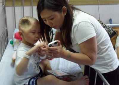 Bé trai 4 tuổi bị đánh lõm gần nửa đầu - 2