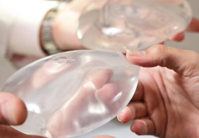 FDA xem xét lại tính an toàn của túi nâng ngực silicon - 1