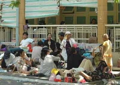 Quá tải… “đẻ” ra phong bì - 1 Quá tải… “đẻ” ra phong bì - 1