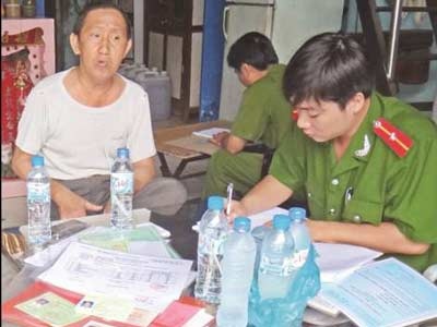 Công an bắt quả tang cơ sở luyện dầu ăn bằng chất tẩy rửa - 3 Công an bắt quả tang cơ sở luyện dầu ăn bằng chất tẩy rửa - 3
