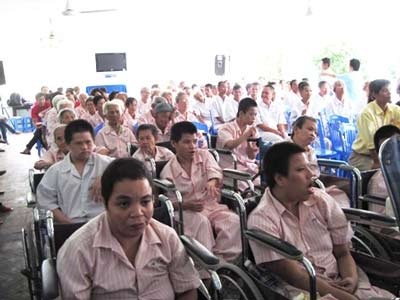 40 xe lăn - Niềm vui tới bệnh nhân nghèo - 2 40 xe lăn - Niềm vui tới bệnh nhân nghèo - 2