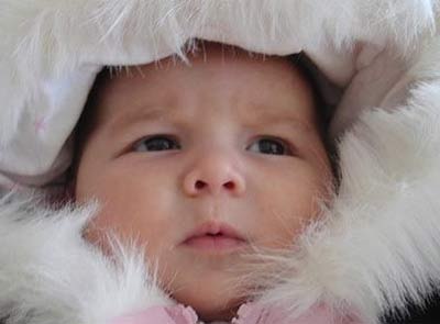 Mùa đông, trẻ đi ra ngoài nên mang gì? - 1