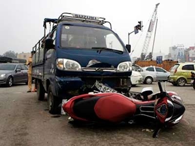 Chồng vượt đèn đỏ, vợ mang bầu nhập viện - 1