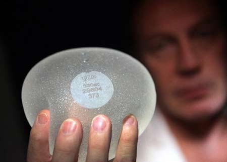 Pháp: Nguy cơ vỡ ngực do túi nâng ngực kém chất lượng - 1