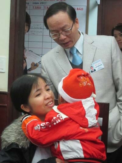 “Bỏng toàn thân bẩm sinh”: bé đầu tiên xuất viện, bé thứ 2 chuẩn bị được cứu - 5 “Bỏng toàn thân bẩm sinh”: bé đầu tiên xuất viện, bé thứ 2 chuẩn bị được cứu - 5