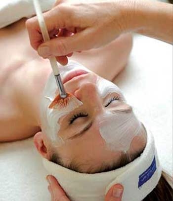 Níu kéo tuổi xuân bằng kem bôi: hão huyền! - 1 Níu kéo tuổi xuân bằng kem bôi: hão huyền! - 1